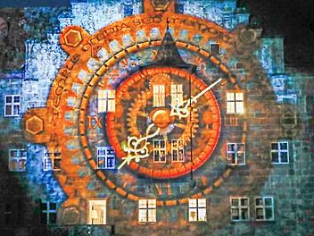 Futuristisch und doch in die Historie gewandt: Eine Illuminationsshow schickt Schloss Eyrichshof auf eine Zeitreise. Foto: Matthias Hoch