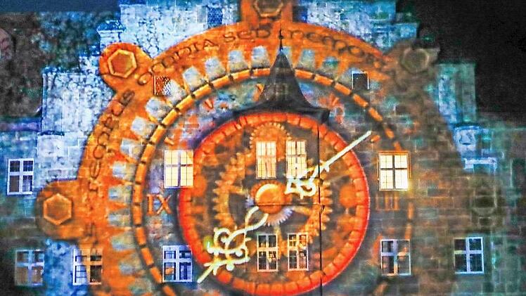 Futuristisch und doch in die Historie gewandt: Eine Illuminationsshow schickt Schloss Eyrichshof auf eine Zeitreise. Foto: Matthias Hoch