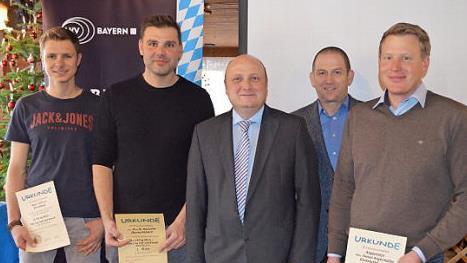Die Betriebe mit der höchsten Jahresleistung werden geehrt: Florian Licht, Lukas Rauscher, Markus Schricker, Rainer Mattern und Daniel Angermüller (von links).  Fotos: Gabi Bertram