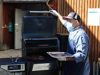 Metzgermeister Marcus Bezold kümmert sich um das Grillgut.  Fotos: Vera Schiller