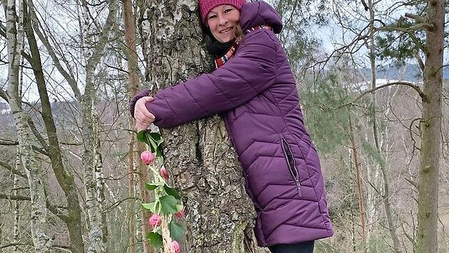 Sabine F&ouml;rtsch-Hartmann umarmt gerne B&auml;ume.