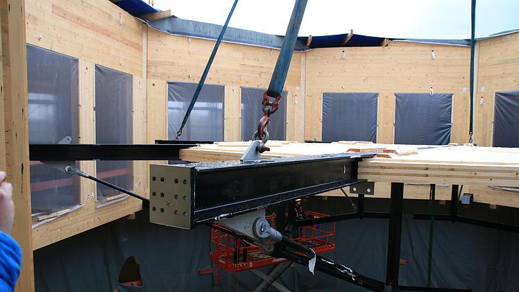 Präzisionsarbeit für die Dachspinne des Globe-Neubaus: so schwebt die tonnenschwere Konstruktion ins Innere - vom Abheben bis zum Andocken getragen von einem riesigen Autokran.Foto: Jochen Berger