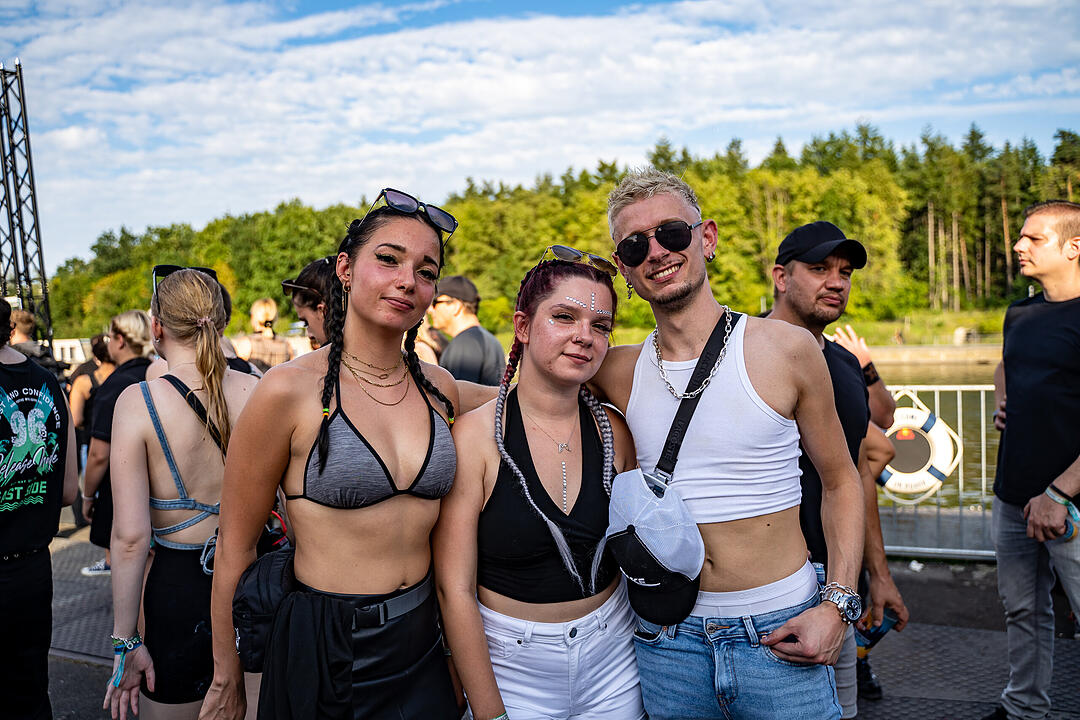 Techno-Musik direkt am Hafenbecken zwischen Kränen und Containern!