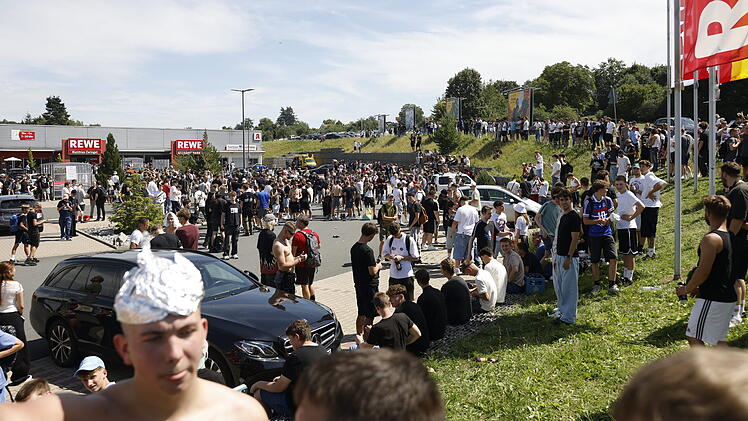 Hunderte Personen belagern Emskirchen: Aufruf zum "Schanzenfest" versetzt Stadt in den Ausnahmezustand