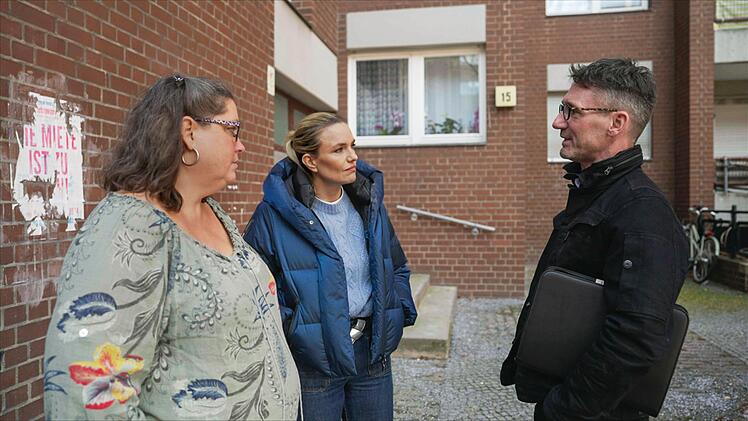In Berlin begibt sich Sarah Tacke (zweite von links) auf Tour mit Jobcenter-Mitarbeitern, die ihre Kunden zu Hause aufsuchen.