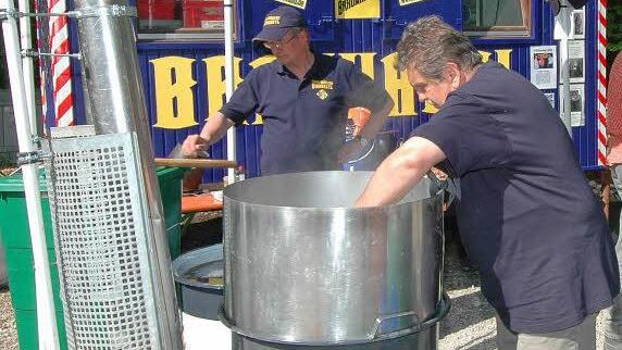 Wie Miraculix seinen Zaubertrank , so sieden die "Brauwastl" ihren Edelstoff nach althergebrachter Art in großen Bottichen. Links Thomas Schramm, rechts Gerd Welker.  Foto: Fritz Zirnsack