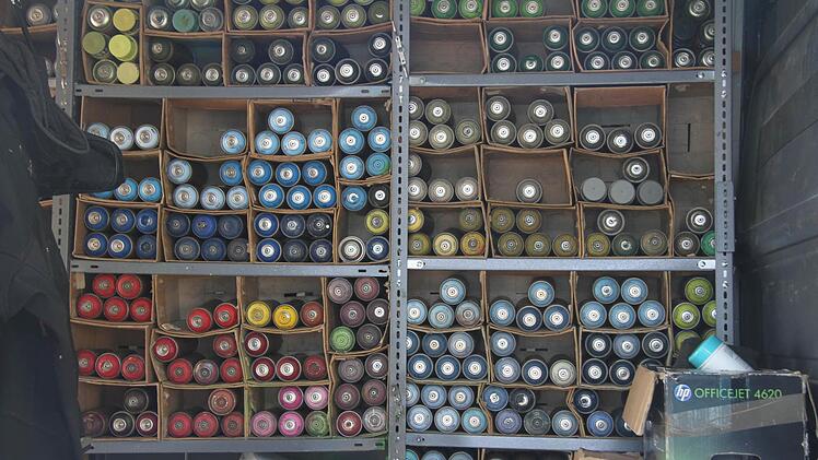 Ein Blick in den "Sprayerwagen": Mehr als 100 verschiedene Farbtöne haben die Sprayer dabei.