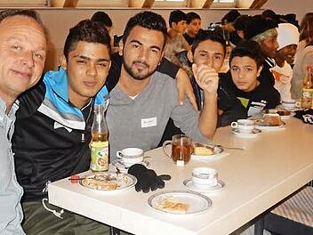 Minderjährige Asylbewerber freuten sich über die Einladung zum "Begegnungscafe" in Eltmann und kamen auch mit den ehrenamtlichen Helfern und Verantwortlichen ins Gespräch. Foto: Günther Geiling