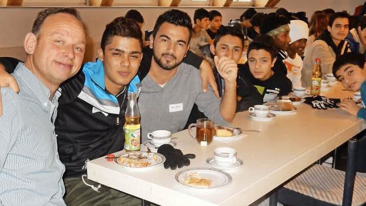 Minderjährige Asylbewerber freuten sich über die Einladung zum "Begegnungscafe" in Eltmann und kamen auch mit den ehrenamtlichen Helfern und Verantwortlichen ins Gespräch. Foto: Günther Geiling