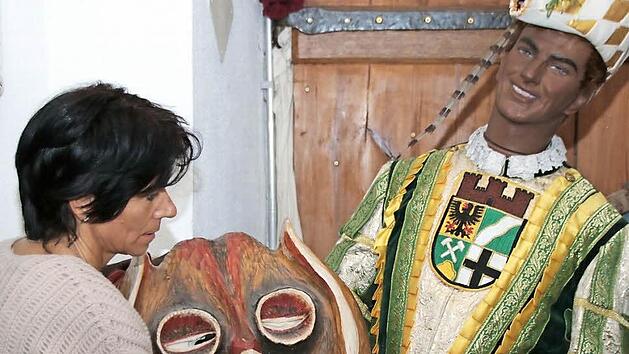 Die ersten Exponate für die Sonderausstellung "Die Narren sind los" sind schon im Schloss. Die Eröffnung findet am 17. Januar statt.  Foto: Malz