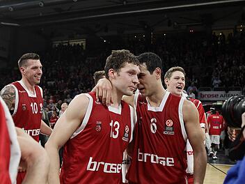 Daniel Theis, Janis Strelnieks und Nikos Zisis (v.l.), die in der Schlussphase drei Dreier versenkten, feiern den Sieg. Foto: sportpres