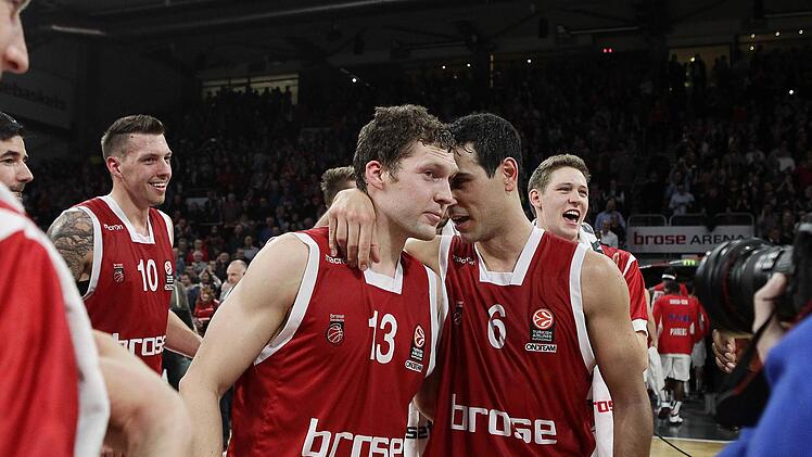 Daniel Theis, Janis Strelnieks und Nikos Zisis (v.l.), die in der Schlussphase drei Dreier versenkten, feiern den Sieg. Foto: sportpres