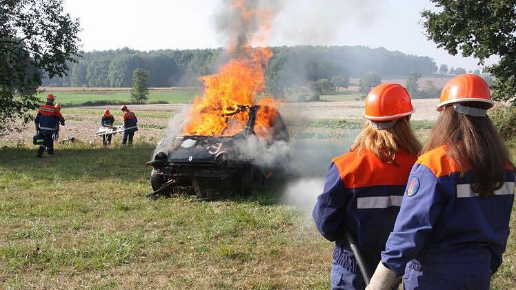 Auch ein brennendes Auto musste gelöscht werden.  Fotos: Björn Hein