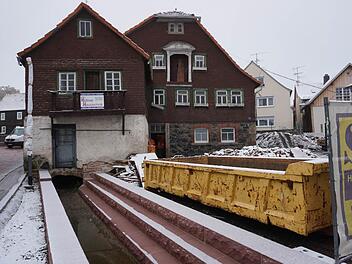 Derzeit wird die Braunsmühle in Bischofsheim saniert. Eine "abenteuerliche Baustelle", die jedoch keinesfalls ohne Genehmigung und Führung betreten werden darf, wie Bürgermeister Georg Seiffert im Stadtrat feststellte. Foto: Marion Eckert