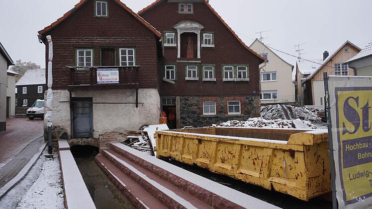 Derzeit wird die Braunsmühle in Bischofsheim saniert. Eine "abenteuerliche Baustelle", die jedoch keinesfalls ohne Genehmigung und Führung betreten werden darf, wie Bürgermeister Georg Seiffert im Stadtrat feststellte. Foto: Marion Eckert