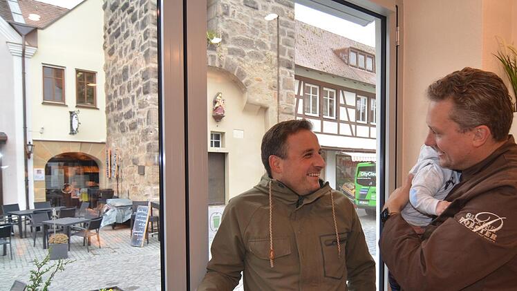 Dilger hatte noch viel vor und begann die Zusammenarbeit der Geschäftsleute in der Hauptstraße zu intensivieren. Unser Foto zeigt ihn im Gespräch mit Nachbarn Christian Polster, der einen Bäckerladen eröffnete. Im Hintergund sieht man das "Turmkämmerla".  Foto: Bernhard Panzer