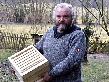 Henrik Arndt mit einem selbst gefertigten Kasten zur Königinnenaufzucht.                                                                Fotos: Andreas Welz