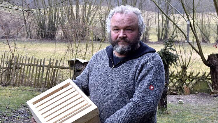 Henrik Arndt mit einem selbst gefertigten Kasten zur Königinnenaufzucht.                                                                Fotos: Andreas Welz