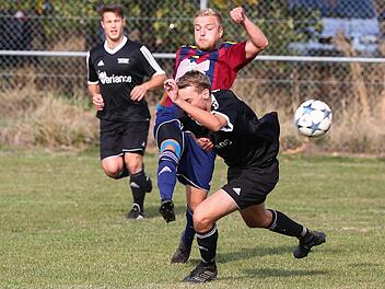 Am vergangenen Spieltag kassierte der FC Burggrub um Johannes Grünbeck eine bittere Heimniederlage im Derby gegen Philipp Kiendl (schwarzes Trikot) und dem FC Wacker Haig (Endstand 1:3).  Foto: Heinrich Weiß