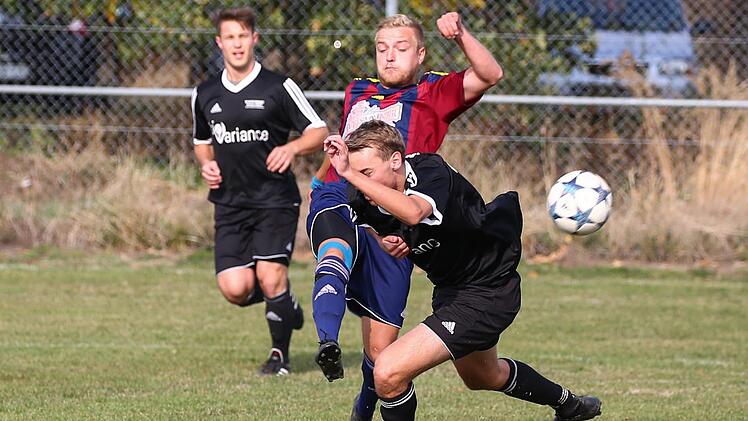 Am vergangenen Spieltag kassierte der FC Burggrub um Johannes Grünbeck eine bittere Heimniederlage im Derby gegen Philipp Kiendl (schwarzes Trikot) und dem FC Wacker Haig (Endstand 1:3).  Foto: Heinrich Weiß