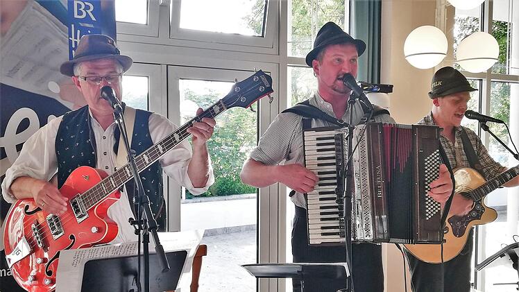 Die Gruppe "Spilk" sorgte mit ihren lästerlichen Liedtexten für Heiterkeit im Kursaal. Foto: Sigismund von Dobschütz