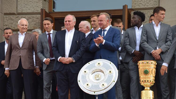Bayerns Ministerpräsident Markus Söder ehrte die Mannschaft des FC Bayern München zum Gewinn des Doubles der Saison 2018/19. Im Hintergrund der ehemalige Ministerpräsident  Edmund Stoiber, Trainer Niko Kovac, Uli Hoeneß, Karl-Heinz Rummenigge und die Spieler des FC Bayern.                                    Foto: Katharina Bambach