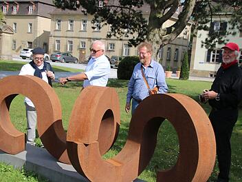 Galerist Thomas Pfarr, Kunstliebhaber Rudolf Weigand, Künstler Kurt Grimm und Architekt Ulrich Zühlke betrachten das Kunstwerk Entwicklung G9. Foto: Thomas Malz