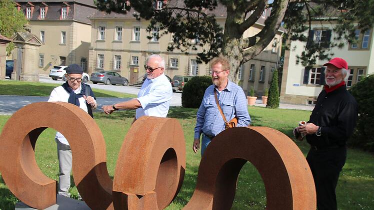 Galerist Thomas Pfarr, Kunstliebhaber Rudolf Weigand, Künstler Kurt Grimm und Architekt Ulrich Zühlke betrachten das Kunstwerk Entwicklung G9. Foto: Thomas Malz