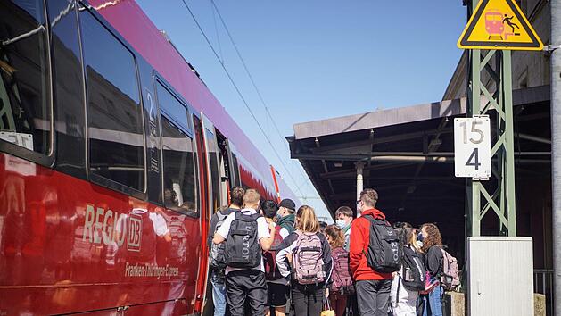 Der Zug um 13.09 Uhr von Kronach nach Pressig und weiter nach Steinbach und Ludwigsstadt ist zu Schulzeiten &uuml;berf&uuml;llt. Seit dem Fahrplanwechsel m&uuml;ssen viele Sch&uuml;ler in Pressig umsteigen.Foto: Bastian S&uuml;nkel