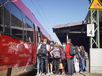 Der Zug um 13.09 Uhr von Kronach nach Pressig und weiter nach Steinbach und Ludwigsstadt ist zu Schulzeiten überfüllt. Seit dem Fahrplanwechsel müssen viele Schüler in Pressig umsteigen.Foto: Bastian Sünkel