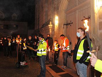 Mit Fackeln, Rechen und Mistgabeln zogen die Landwirte vors Kirchenportal, wo Ralf Geyer die Stimme erhob.  Foto: Evi Seeger