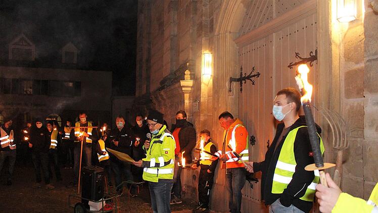 Mit Fackeln, Rechen und Mistgabeln zogen die Landwirte vors Kirchenportal, wo Ralf Geyer die Stimme erhob.  Foto: Evi Seeger