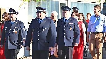 Mit Marschmusik ging es nach dem Gottesdienst zum Feuerwehrgel&auml;nde