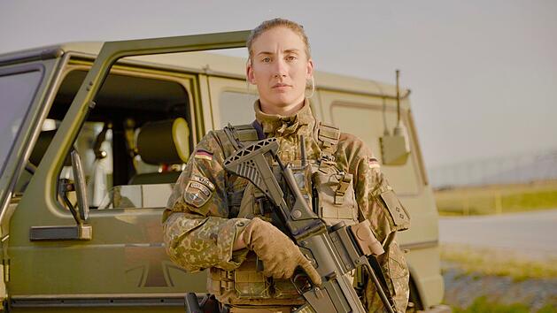 Alina ist Offizierin bei der Bundeswehr. Trotzdem wird sie nicht immer ernstgenommen, findet sie. Als Frau m&uuml;sse sie sich mehr beweisen, als ihre Kameraden.