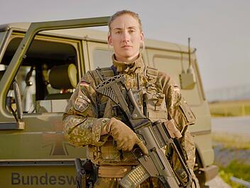 Alina ist Offizierin bei der Bundeswehr. Trotzdem wird sie nicht immer ernstgenommen, findet sie. Als Frau m&uuml;sse sie sich mehr beweisen, als ihre Kameraden.