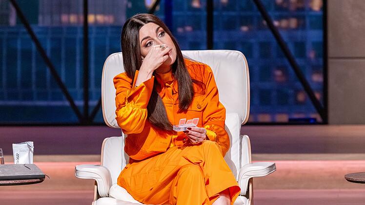 Kein Fan der Naseneins&auml;tze ist Judith Williams. "Es ist echt unbequem", mault sie.