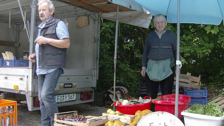 Peter Wagner (l.) seinem Vater Paul beim Verkaufen.