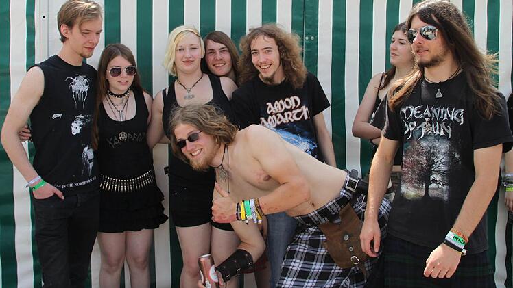 Die Fans der Metal-Musik freuen sich bereits auf die ersten Bands am Freitag. Foto: Marc Tussetschläger