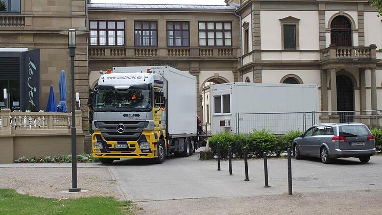 Hier wird ein Container als Baubüro angefahren.