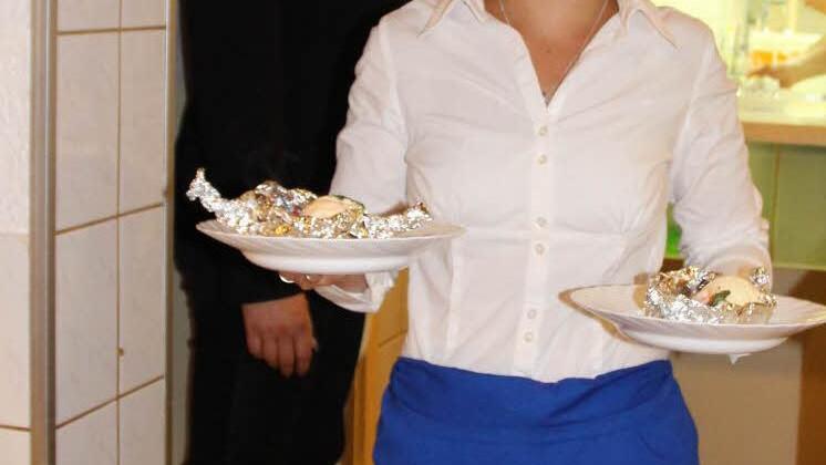 Angelina Lauenburger serviert das Dessert: gegrillte Erdbeeren mit Pinienkernen, Balsamico-Essig und Vanille-Eis