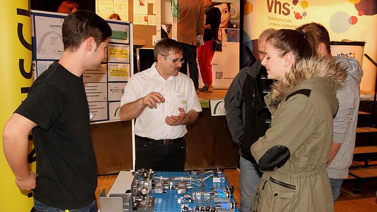 Die "Fränkischen Rohrwerke Königsberg" informierten über ihr großes Ausbildungsangebot mit Auszubildendem Florian Baum und dem Leiter der Ausbildungswerkstatt Bernhard Müller (von links).