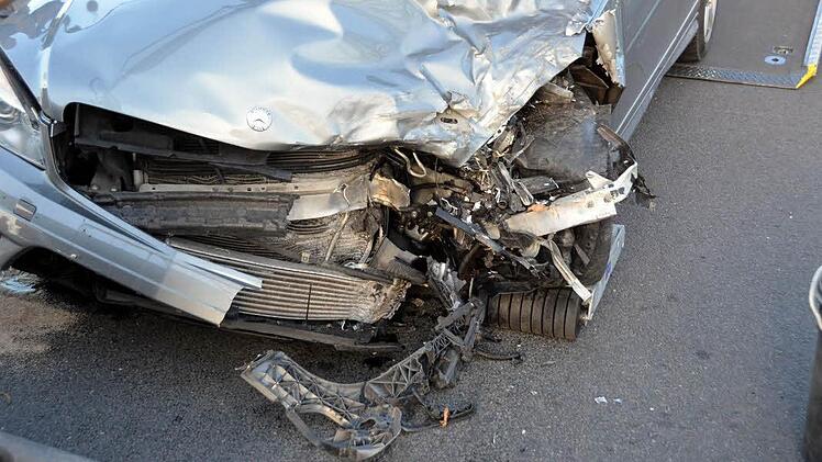 An beiden beteiligten Fahrzeugen wurde das linke Vorderrad abgerissen.  Foto: Peter Rauch