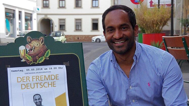 Der angehende Facharzt für Kardiologie und Kinderflüchtling Umeswaran Arunagirinathan, kurz Dr. Umes, war für eine Lesung im Eulenspiegel zu Gast. Foto: Klaus Werner