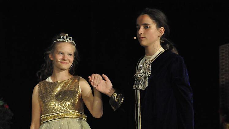 Die Schöne (Antonia Behl) und der Prinz (Hannah Kleinhenz) sind glücklich - der Zauber ist gebannt. Foto: Peter Klopf