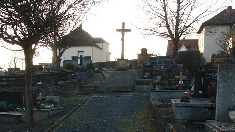 Teilweise sind die Hauptwege auf dem Alten Friedhof Bad Brückenau schon gepflastert. Aber ein Teil fehlt noch. Foto: Ulrike Müller
