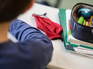 Nach einem Corona-Fall an einer Grundschule in Schweinfurt müssen drei Klassen in Quarantäne.