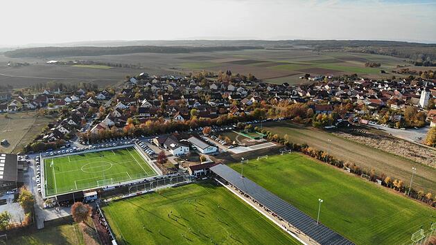 Unser Bild zeigt den Gallier-Campus des TSV Gro&szlig;bardorf aus der Vogelperspektive. Die Trib&uuml;ne am Hauptfeld ist komplett mit Solarmodulen ausgestattet. Foto: Thomas Wirsing