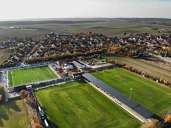 Unser Bild zeigt den Gallier-Campus des TSV Großbardorf aus der Vogelperspektive. Die Tribüne am Hauptfeld ist komplett mit Solarmodulen ausgestattet. Foto: Thomas Wirsing