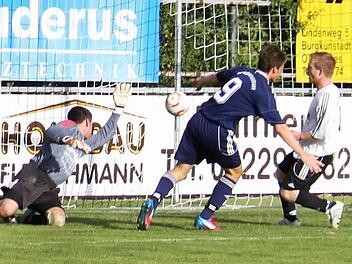 Florian Fischbach (Nummer 9) ist ein Erfolgsgarant für den TSV Ludwigsstadt. Mit seinen Treffern (hier zum 1:0-Sieg in Burgkunstadt) hat er seinen Verein an die Spitze geschossen. Foto: Archiv