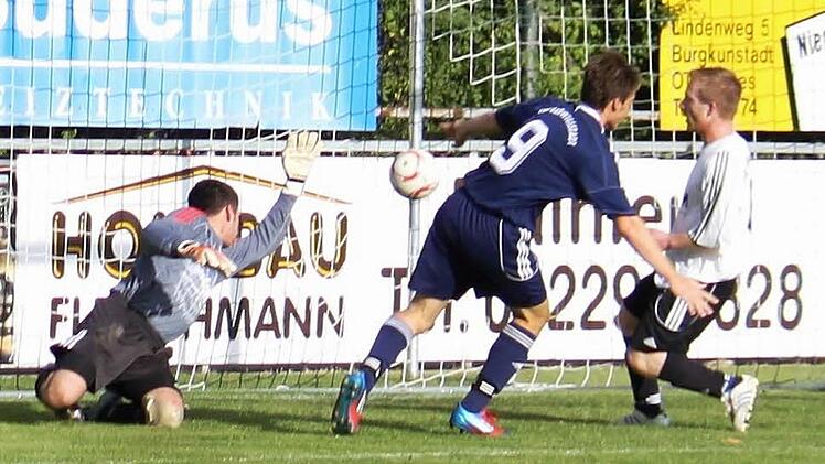Florian Fischbach (Nummer 9) ist ein Erfolgsgarant für den TSV Ludwigsstadt. Mit seinen Treffern (hier zum 1:0-Sieg in Burgkunstadt) hat er seinen Verein an die Spitze geschossen. Foto: Archiv